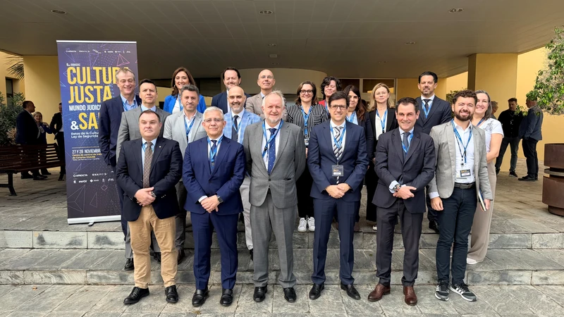 Ponentes y comité organizador de las Jornadas en el Centro de Control de Enaire en Canarias. Foto: Enaire